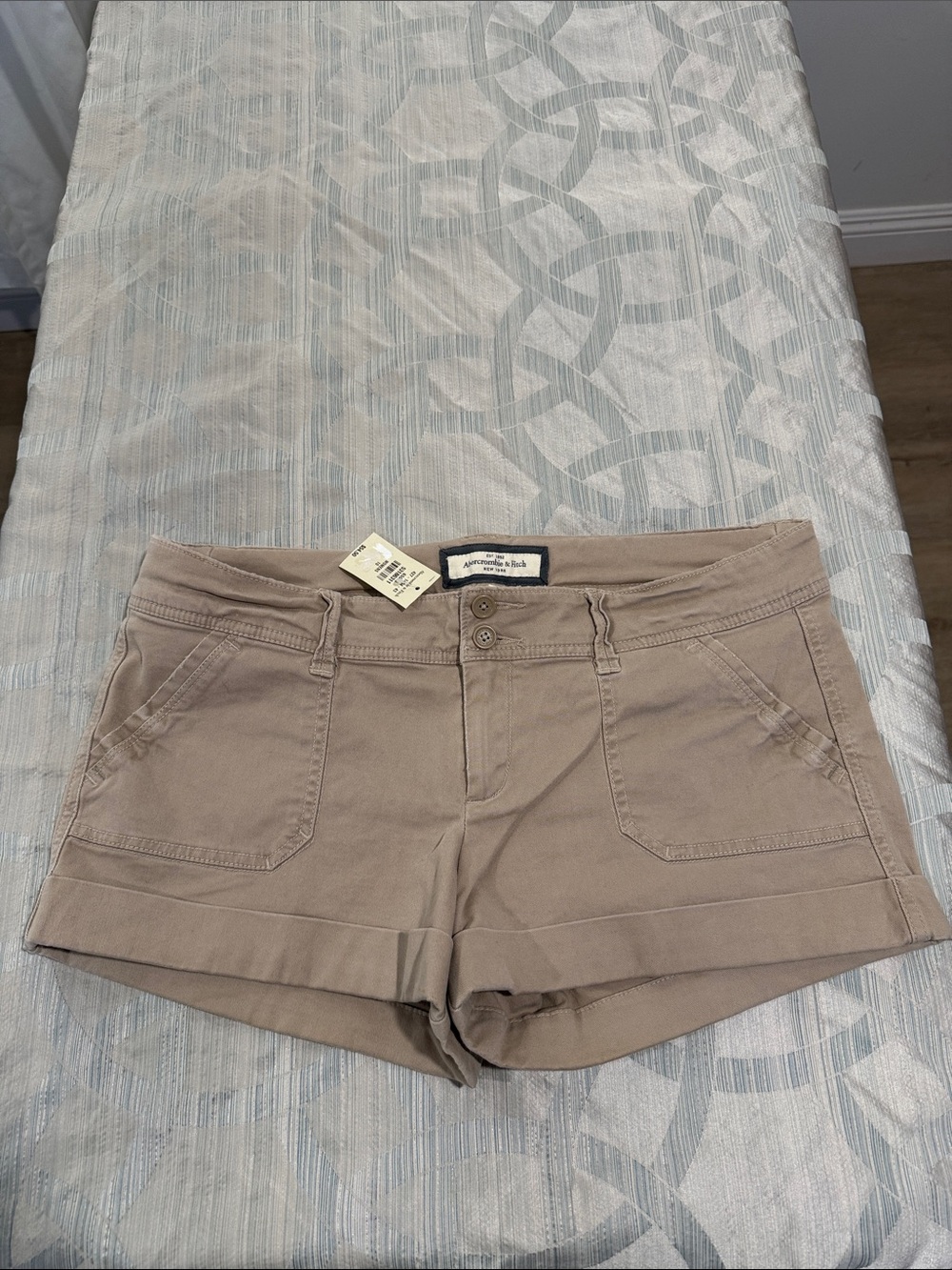 NWT Abercrombie & Fitch kaki shorts